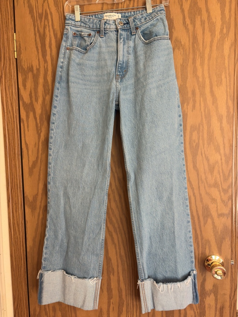 Abercrombie & Fitch Light Wash 90s Relaxed Jean High Rise Cuffed Straight Leg - Picture 5 of 7